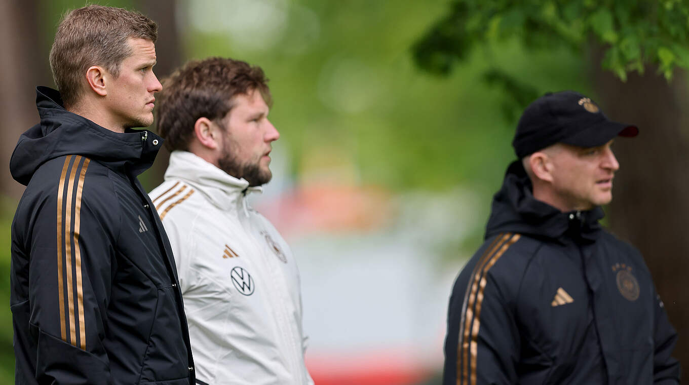 Augen auf: Prus' Co-Trainer Sven Bender und Janis Hohenhövel mit DFB-Coach Marc Meister (v.l.) © Getty Images