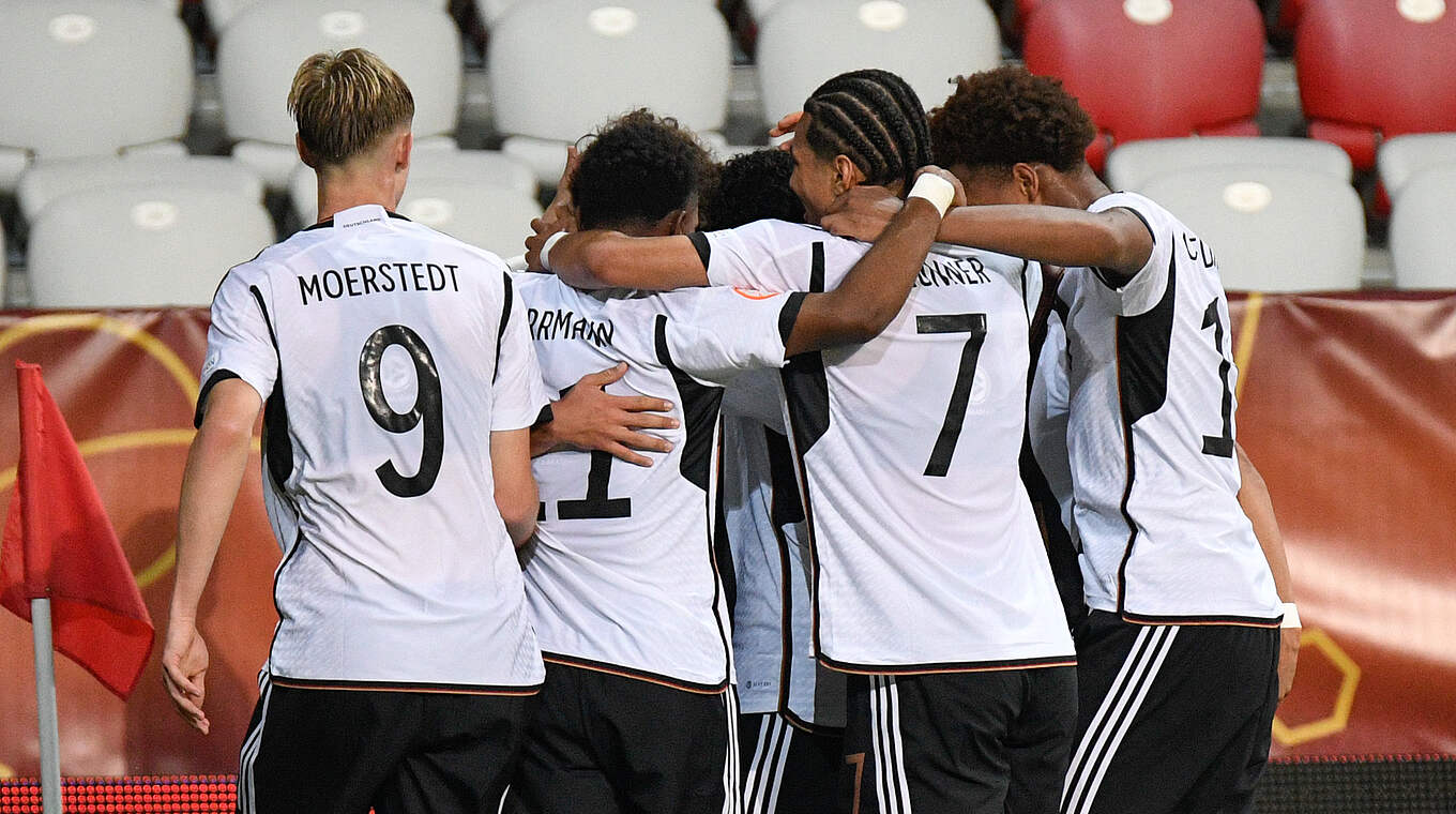 Jubeltraube: Deutschland besiegt Portugal deutlich mit 4:0 © Peter Kovacs