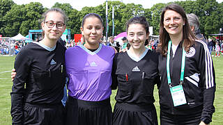 Leonie Dimitrov, Isawli Schröder und Tugba Üzek mit Schiedsrichterin Annika Kost (v.l.) © Bernd Peters