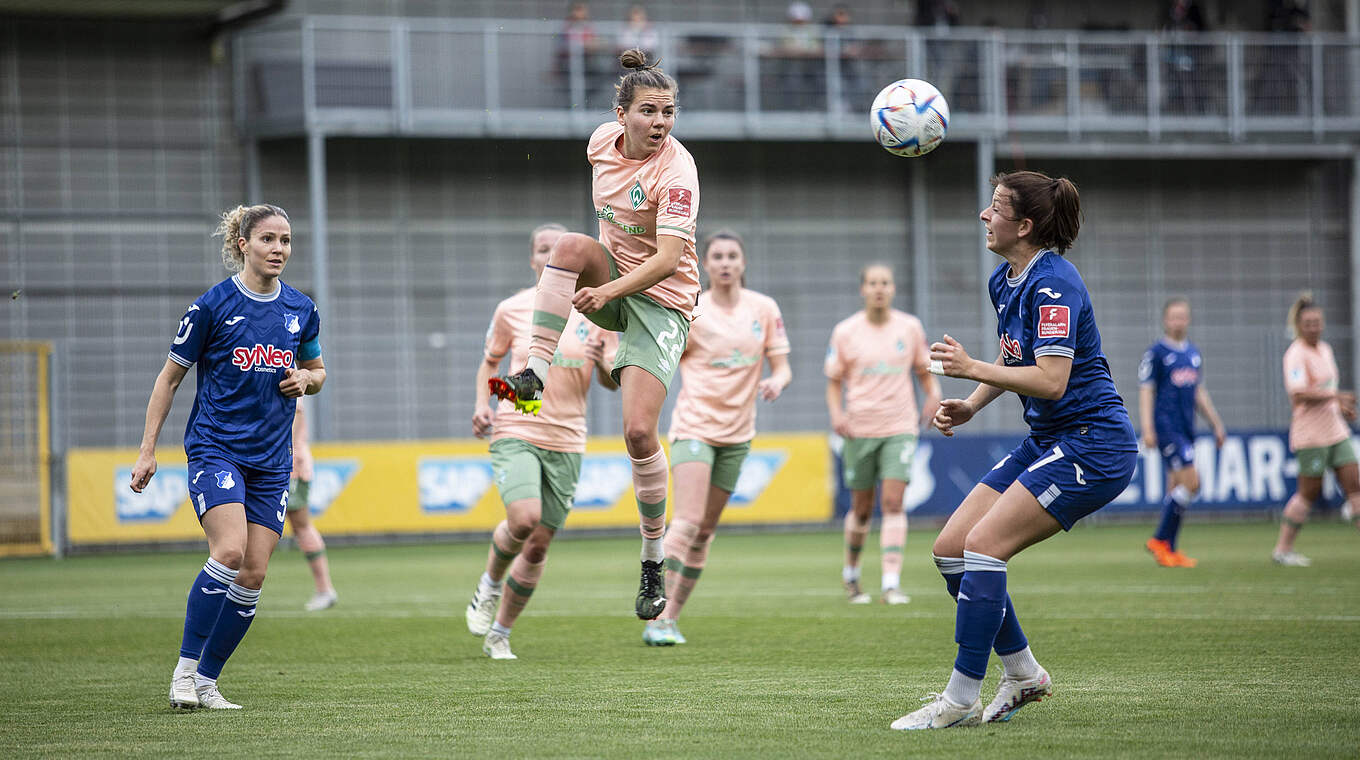 Werder Bremen bleibt auf Platz acht der Tabelle: Rieke Dieckmann (M.)  © Imago