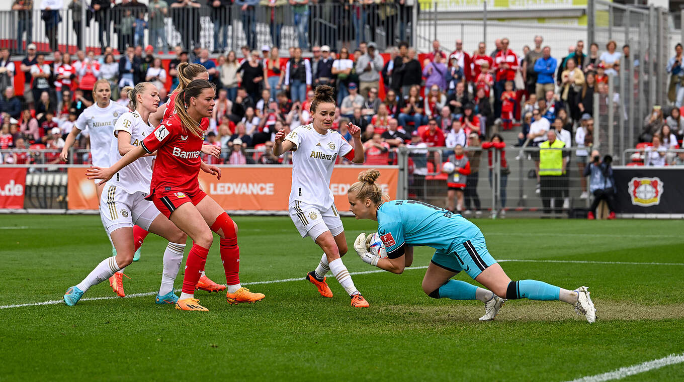 Kein Durchkommen: Lina Magull (2.v.r.) und Lea Schüller (4.v.r.) im Bayer-Strafraum © imago