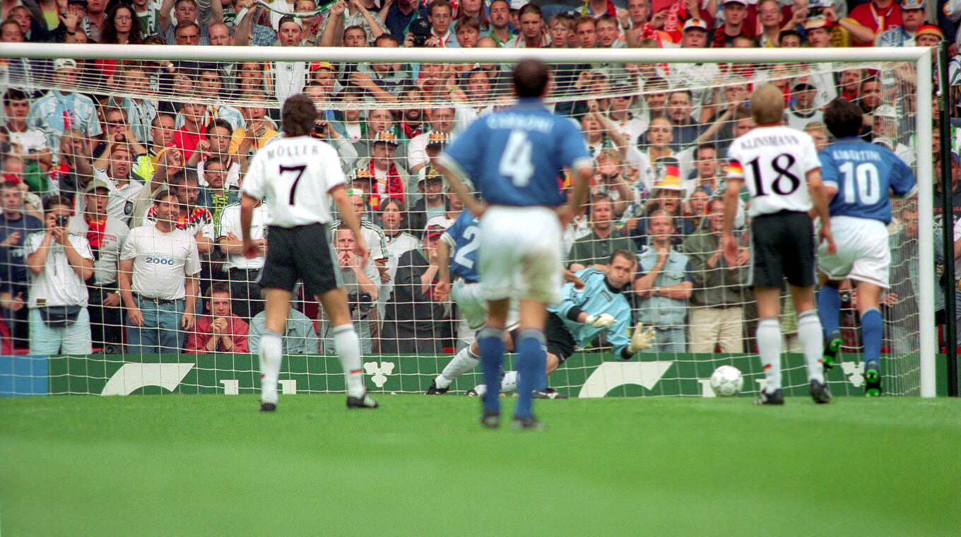 Elfmetertöter: Andreas Köpke pariert bei der EM 1996 gegen Gianfranco Zola © imago