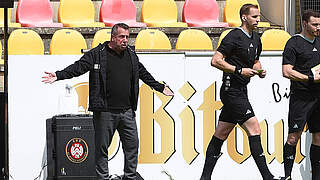 Von Schiedsrichter Sören Storks verwarnt: Wehen Wiesbadens Trainer Markus Kauczinski © imago