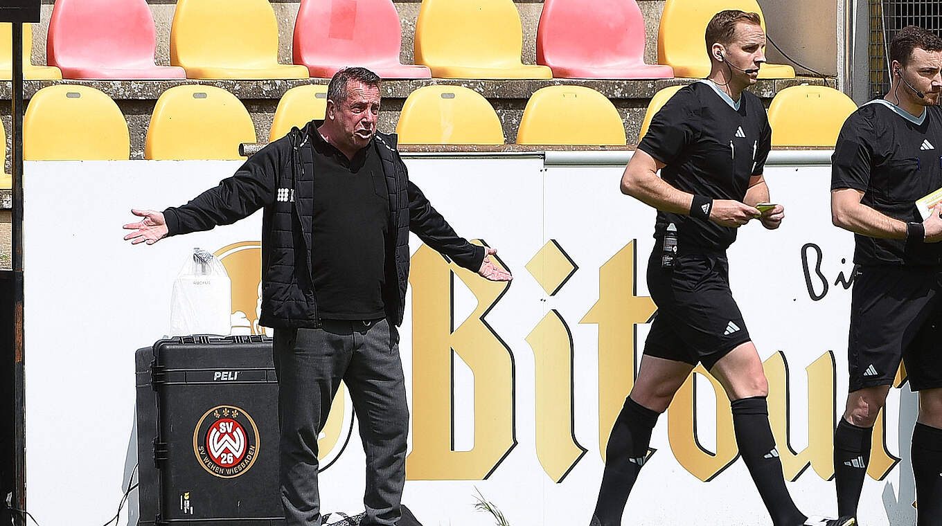Von Schiedsrichter Sören Storks verwarnt: Wehen Wiesbadens Trainer Markus Kauczinski © imago