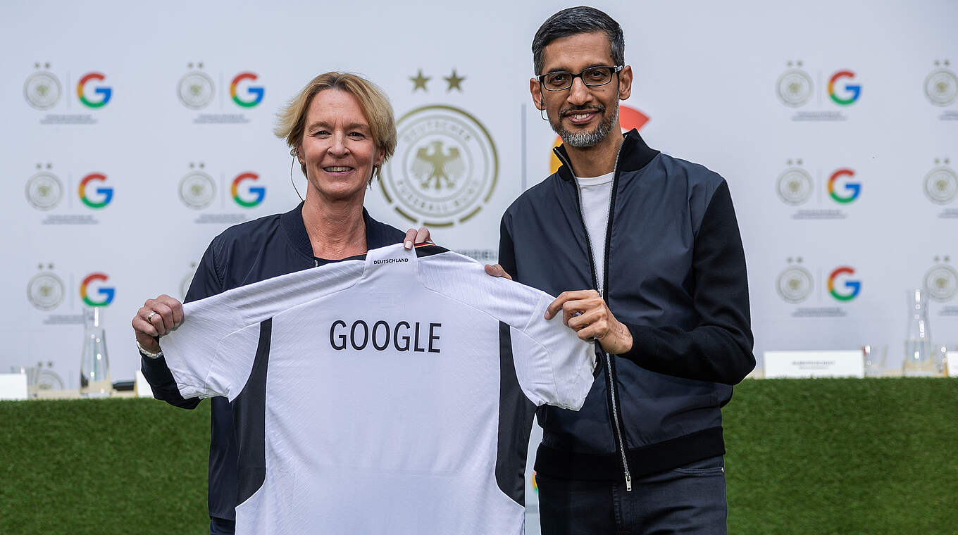 Bundestrainerin Martina Voss-Tecklenburg und Sundar Pichai, CEO von Google © DFB/Getty Images