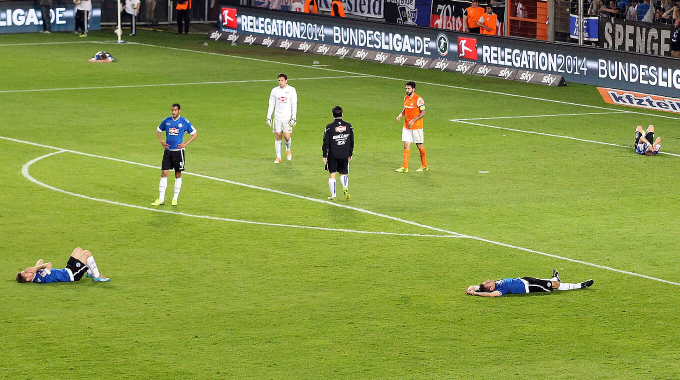 Tief enttäuscht nach der Relegation 2013/2014: Bielefeld steigt in die 3. Liga ab © imago