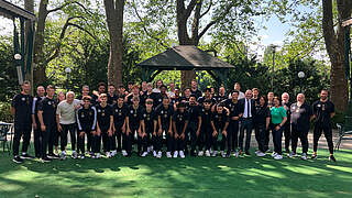 Besuch aus der Heimat: Bernd Neuendorf und Heike Ullrich bei der U 17 in Budapest © DFB