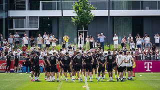 Fan-Besuch beim öffentlichen Training: 600 Menschen in Frankfurt dabei © DFB/GES-Sportfoto