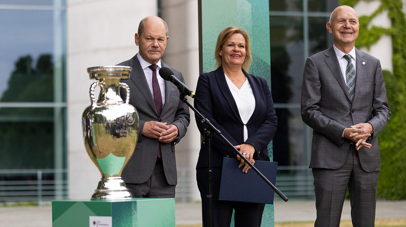 Bundeskanzler Olaf Scholz, Bundesinnenministerin Nancy Faeser, DFB-Präsident Bernd Neuendorf (von links nach rechts) © Getty Images