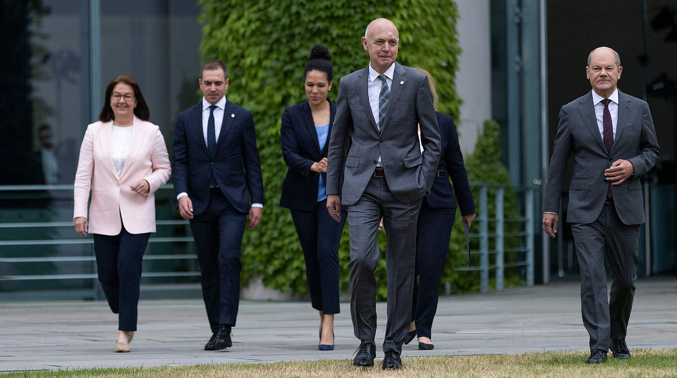 DFB-Generalsekretärin Heike Ullrich, EM-Turnierdirektor Philipp Lahm, EM-Botschafterin Celia Sasic, DFB-Präsident Bernd Neuendorf, Bundeskanzler Olaf Scholz (von links nach rechts) © Getty Images