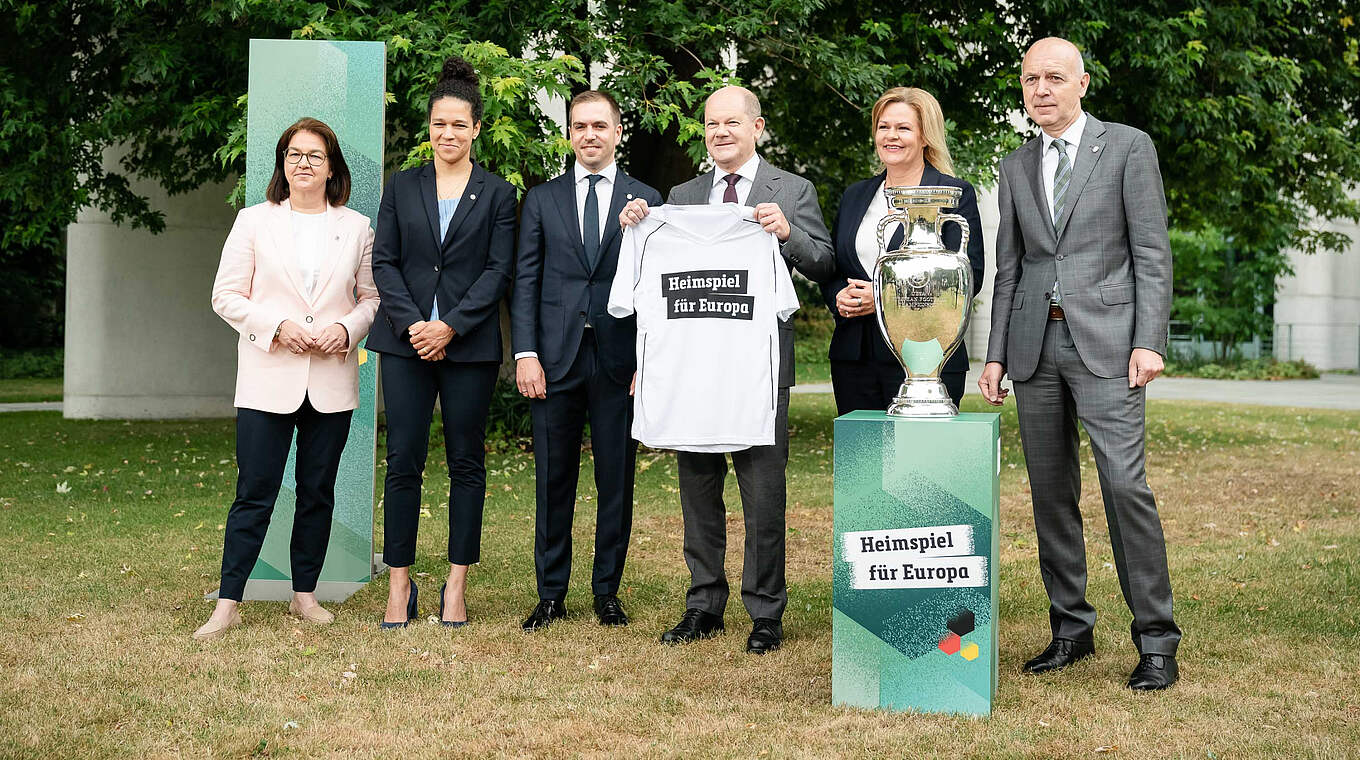 DFB-Generalsekretärin Heike Ullrich, EM-Botschafterin Celia Sasic, EM-Turnierdirektor Philipp Lahm, Bundeskanzler Olaf Scholz, Bundesinnenministerin Nancy Faeser, DFB-Präsident Bernd Neuendorf (von links nach rechts) © Bundesregierung/Jesco Denzel