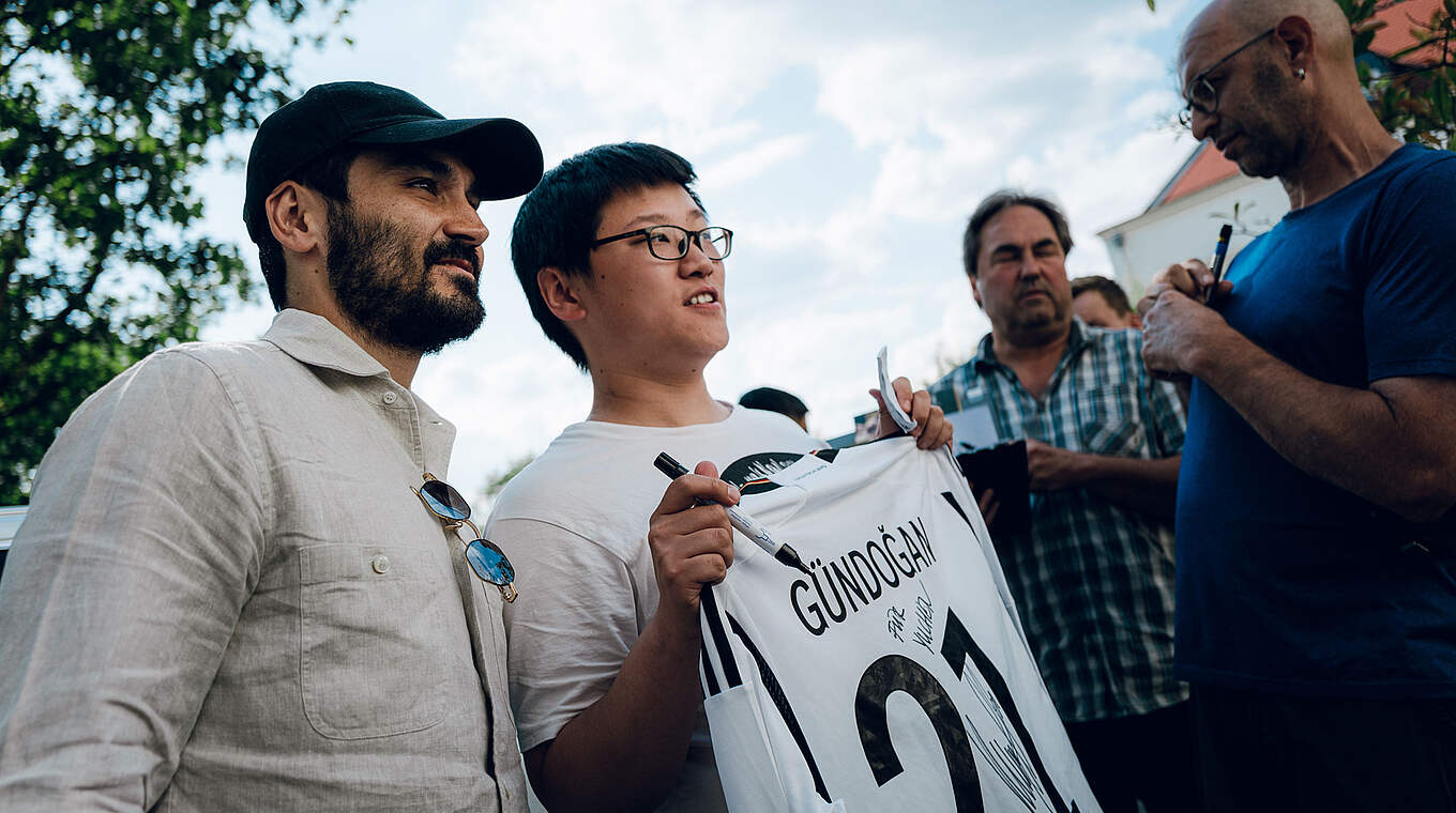 Champions-League-Sieger im Teamquartier: Ilkay Gündogan (l.) ist angekommen © Philipp Reinhard