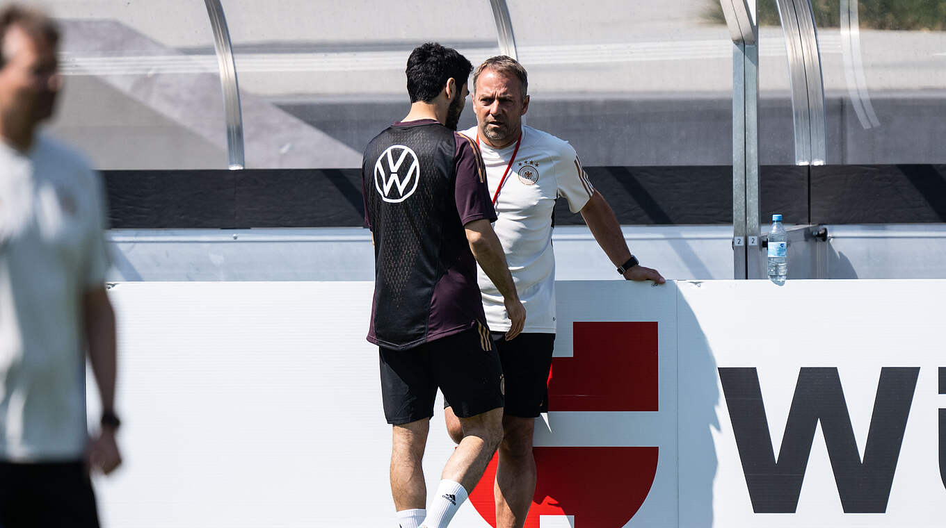 Ilkay Guendogan (l.) und Hansi Flick (r.) © GES/Markus Gilliar