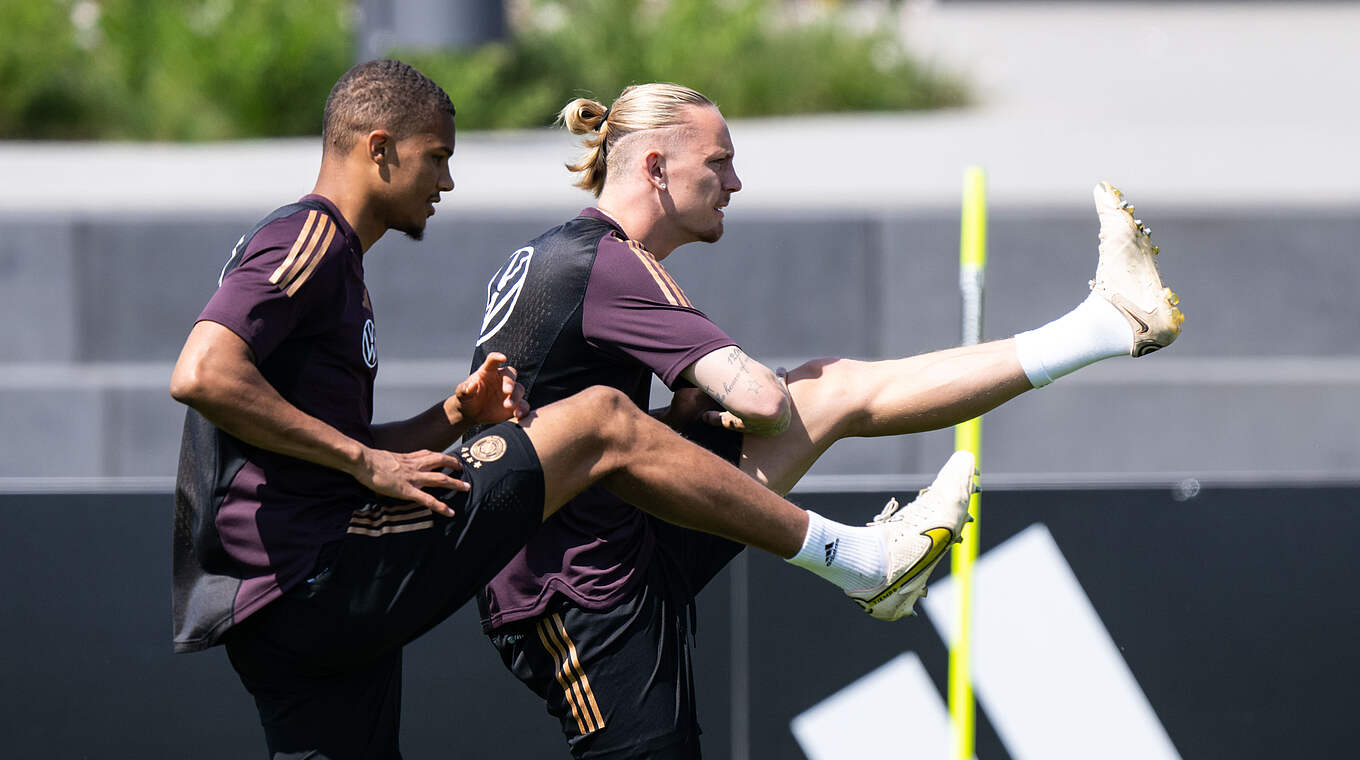 Malick Thiaw (l.) und Marius Wolf (r.) © GES/Markus Gilliar