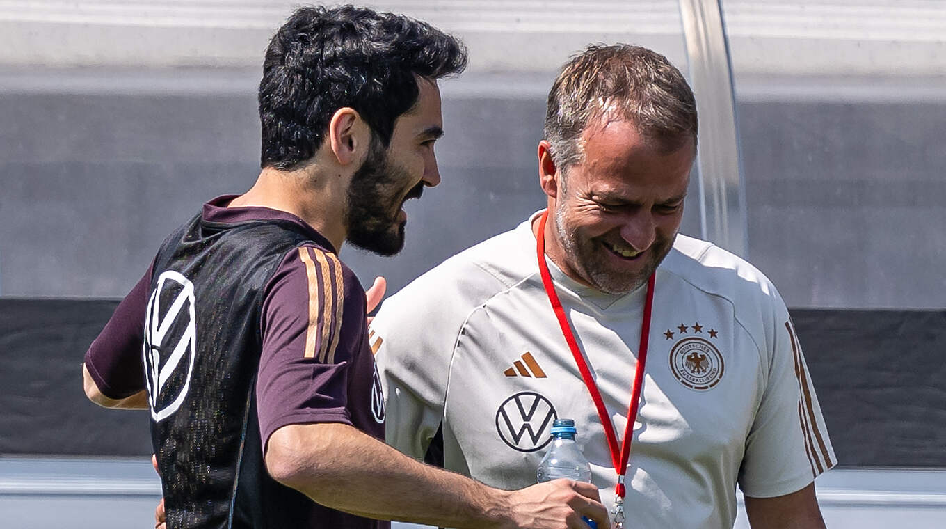 Bundestrainer Hansi Flick (r.) und Ilkay Guendogan (l.) © GES/Markus Gilliar