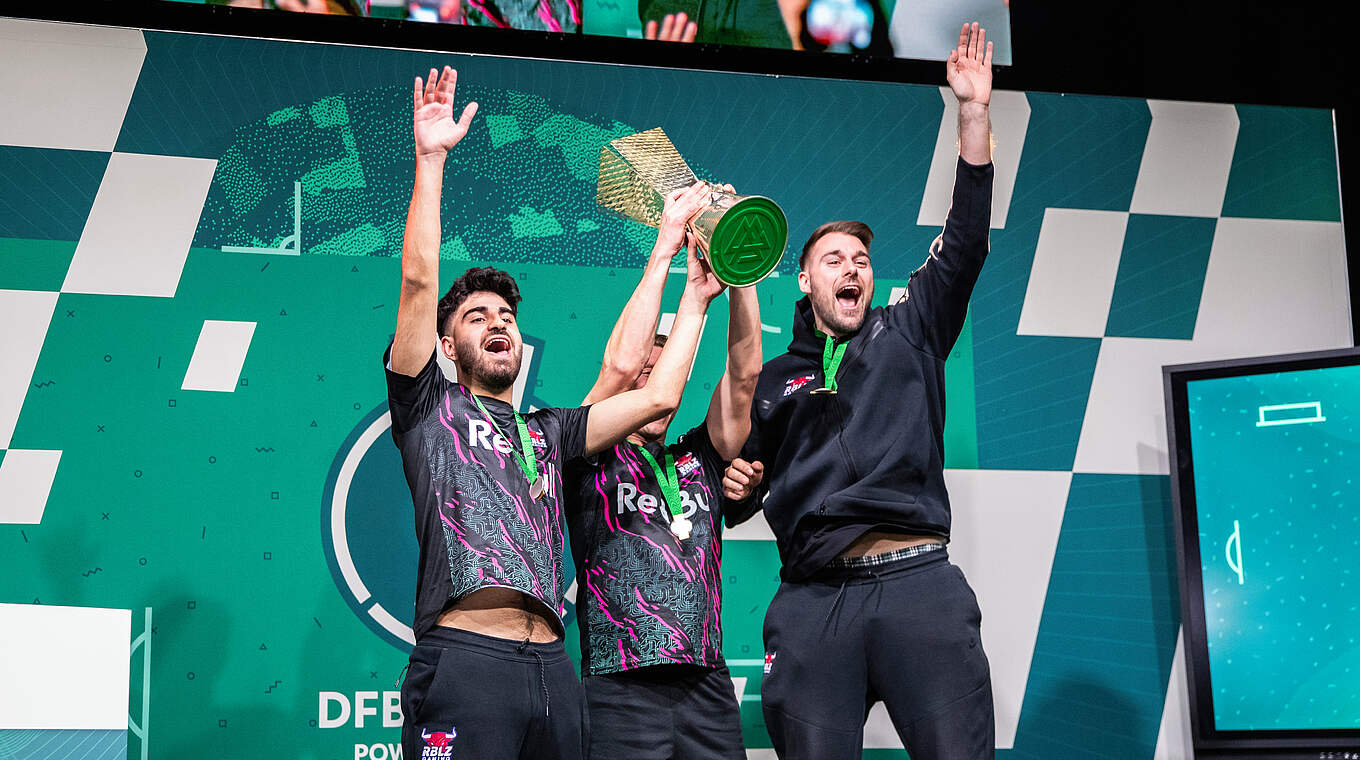 Strahlende ePokalsieger: RBLZ Gaming gewinnt das Double © Lara Suffel/DFB