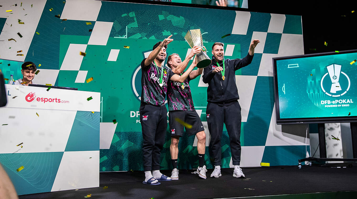 Am Ende gibt es ein jubelndes Gewinnerteam: RBLZ Gaming holt sich den Pokal © DFB/Lara Suffel