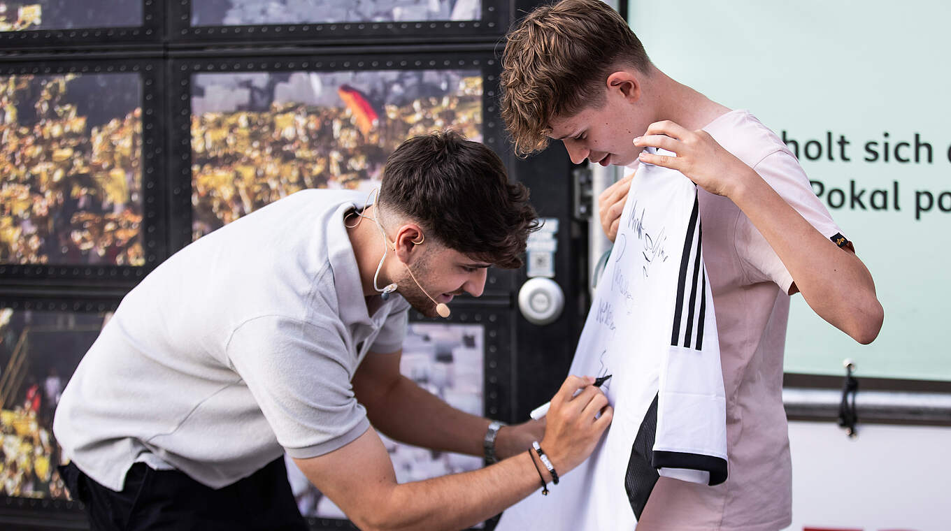 Stars zum Anfassen: Die E-Sportler nehmen sich Zeit um Autogrammwünsche zu erfüllen © DFB/Lara Suffel
