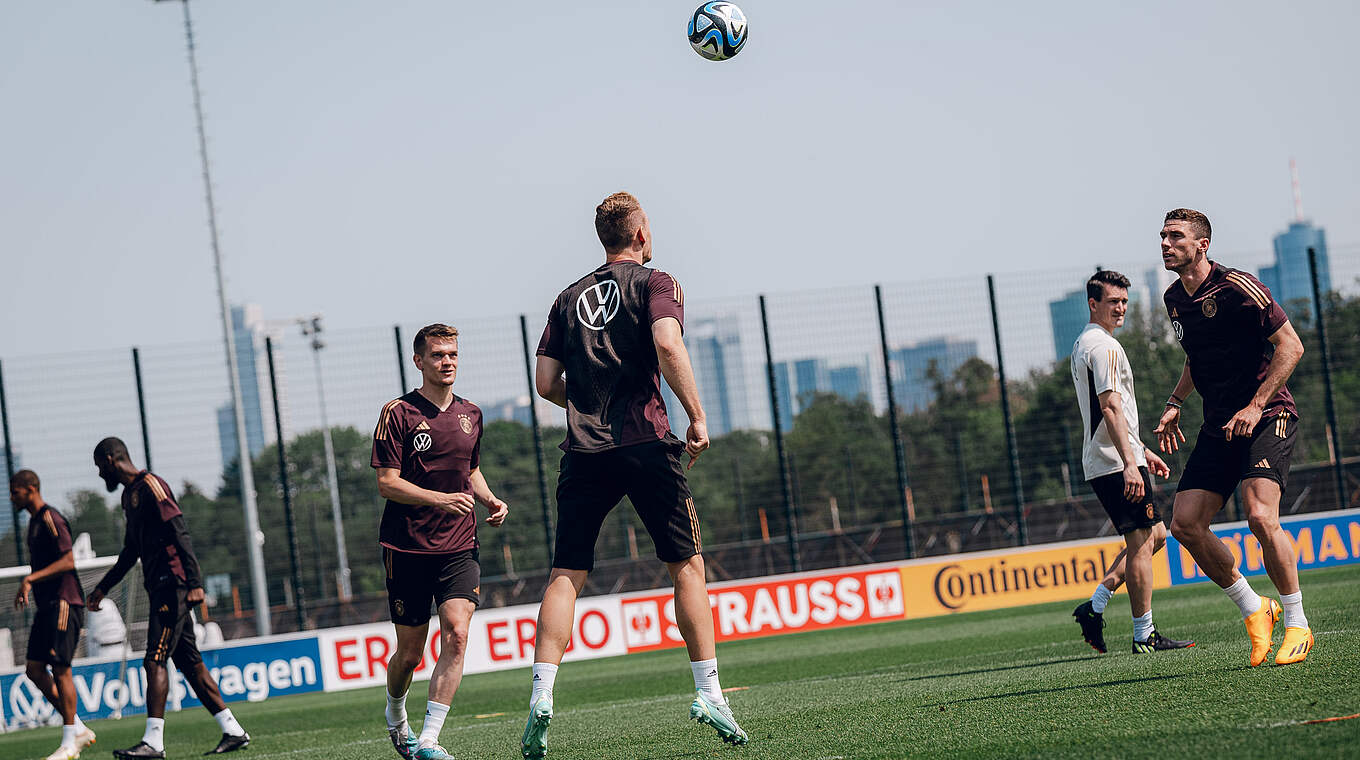 Matthias Ginter (l.) und Robin Gosens (r.) © Philipp Reinhard