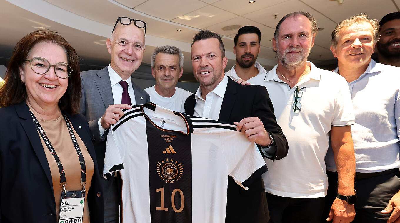 Treffen auf Schalke: Trikotübergabe an Lothar Matthäus © Getty Images