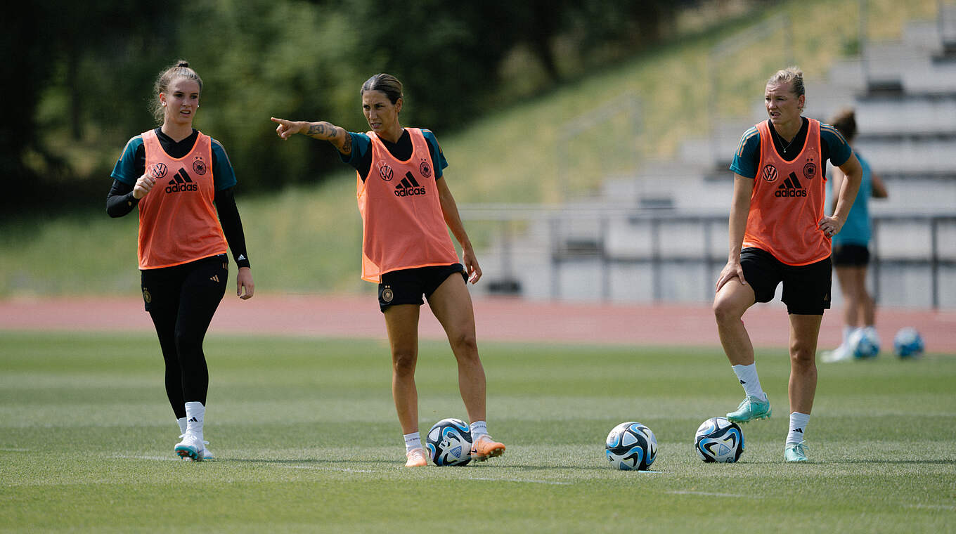 Ena Mahmutovic, Sara Doorsoun und Alexandra Popp (v.l.n.r.) © Sofieke van Bilsen/DFB