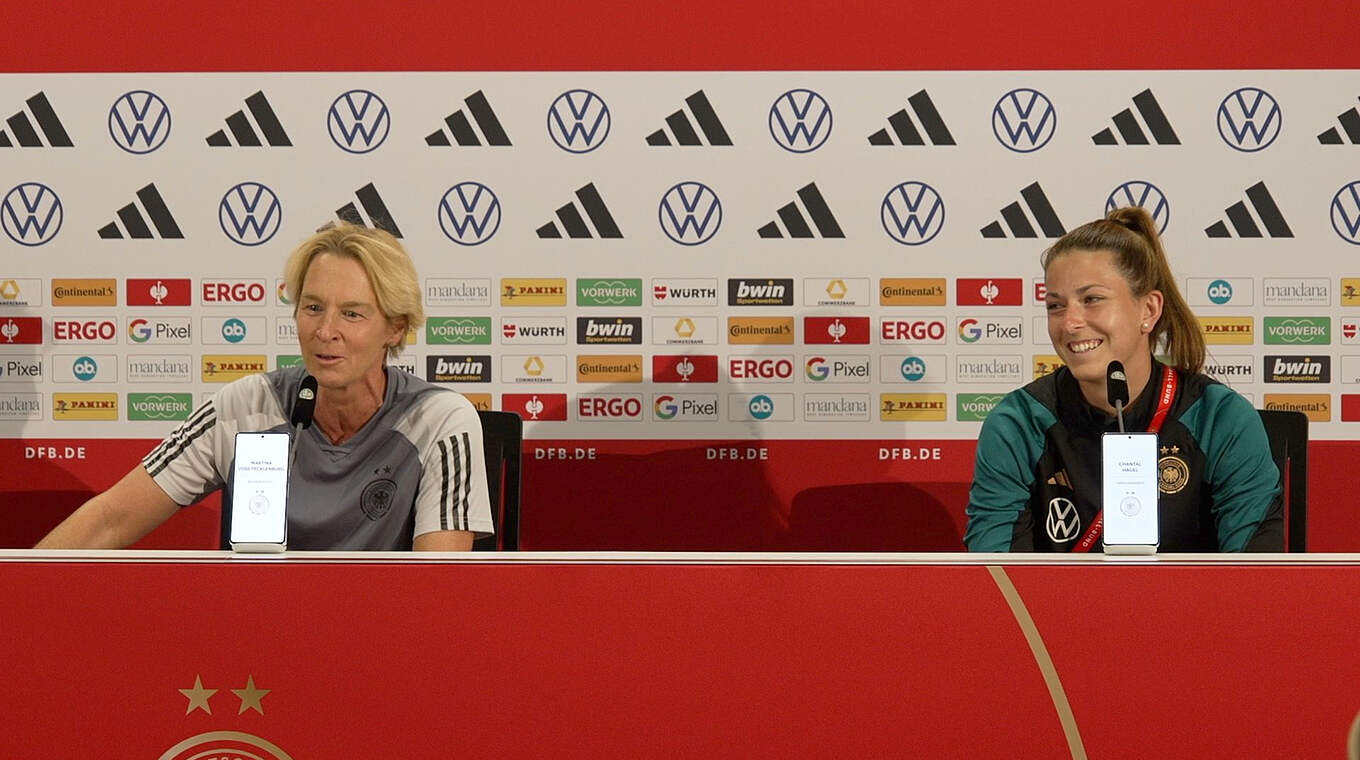 Pressekonferenz vor dem Vietnam-Spiel: Martina Voss-Tecklenburg (l.) und Chantal Hagel © DFB