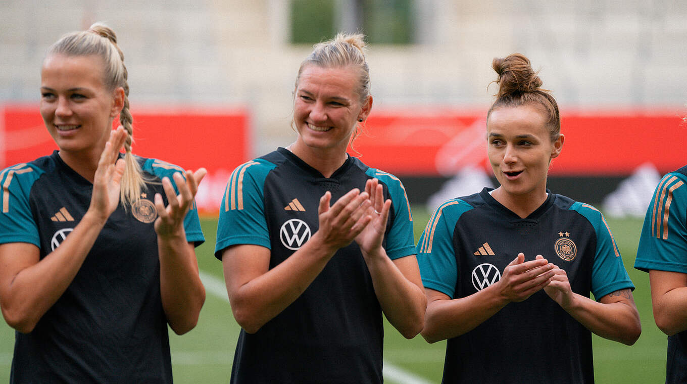 Merle Frohms (l.), Alexandra Popp und Lina Magull © Sofieke van Bilsen/DFB