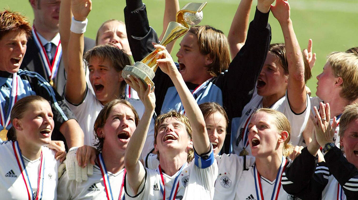 Der erste WM-Triumph: Bettina Wiegmann reckt 2003 den Weltpokal in die Höhe © Imago