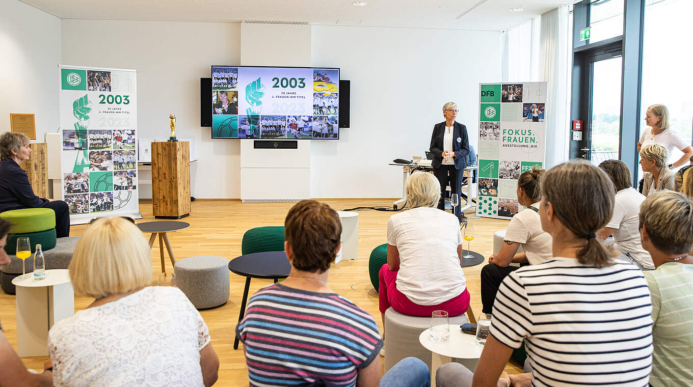 Wiedersehen in Frankfurt: Sabine Mammitzsch begrüßt die Weltmeisterinnen 2003 © Yuliia Perekopaiko/DFB