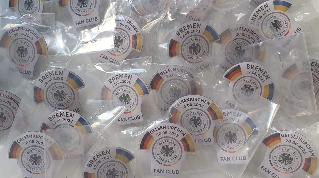 Spieltag-Pins: Einnahmen werden für den guten Zweck gesammelt © Fan Club Nationalmannschaft