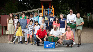 Kumpelkiste im Gepäck: Olaf Thon und Benedikt Höwedes beim Grundschulbesuch © Fotodesign: Karsten Rabas