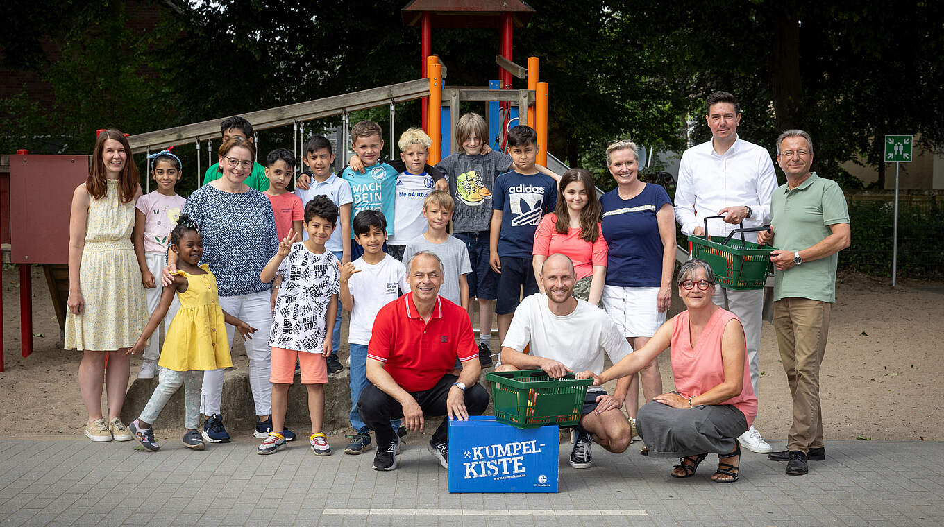 Kumpelkiste im Gepäck: Olaf Thon und Benedikt Höwedes beim Grundschulbesuch © Fotodesign: Karsten Rabas