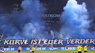 Massiv Pyrotechnik im Derby gezündet: Schalke 04 muss eine Geldstrafe zahlen © imago