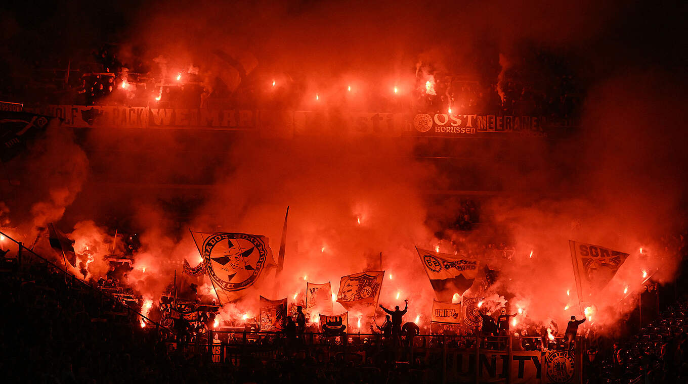 Anhänger zünden Pyrotechnik auf Schalke: Dortmund muss Geldstrafen zahlen © Getty Images