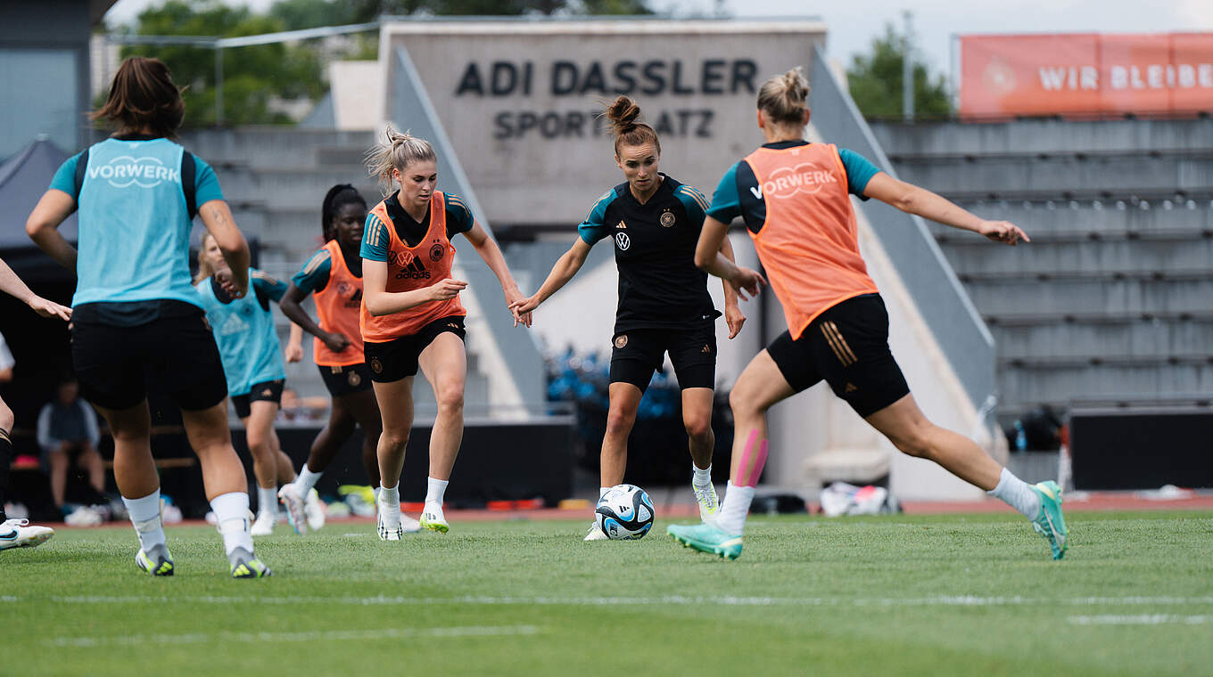 Nicole Anyomi (e.v.l.), Jule Brand (z.v.l.), Lina Magull (d.v.l.) © Sofieke van Bilsen/DFB