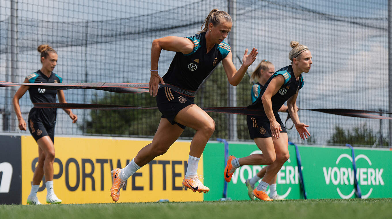 Klara Bühl (m.) © Sofieke van Bilsen/DFB