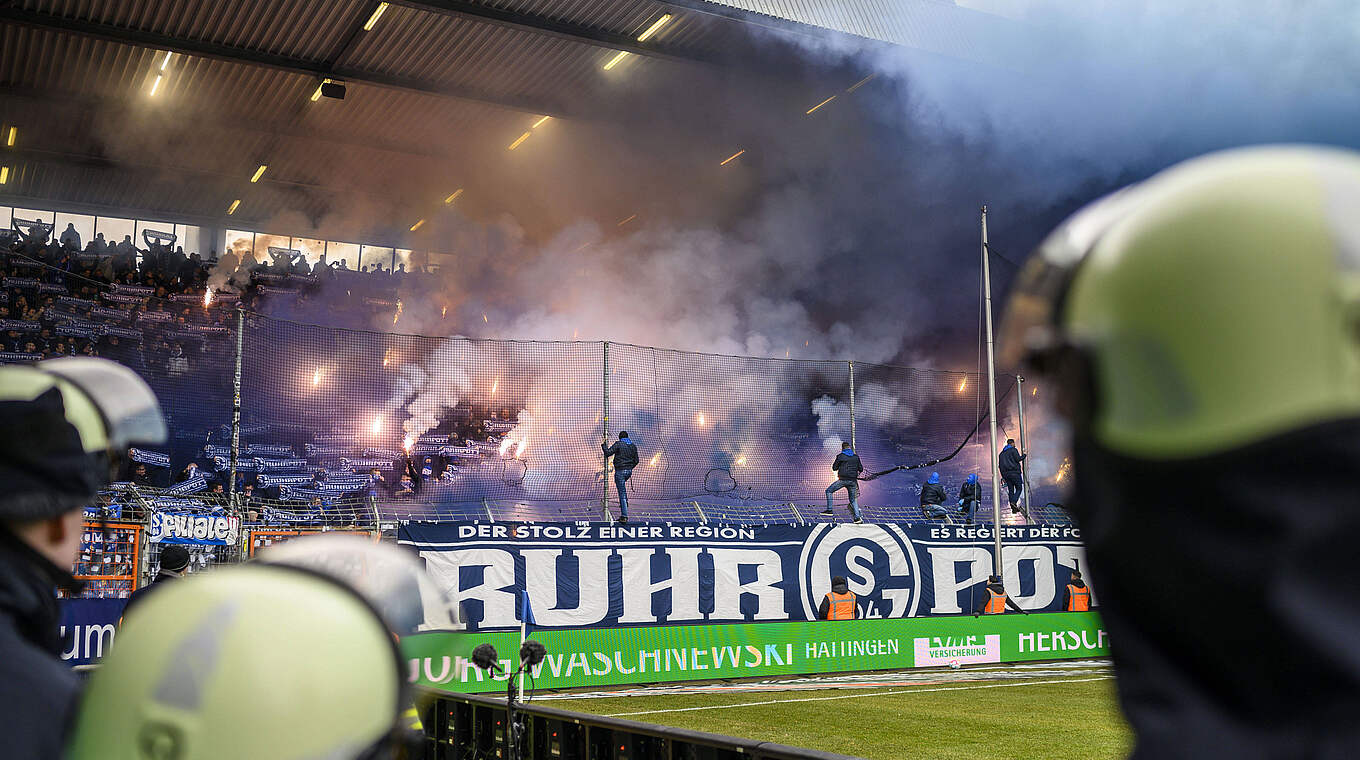 Pyrotechnik in Bochum gezündet: Schalke muss Geldstrafen zahlen © imago