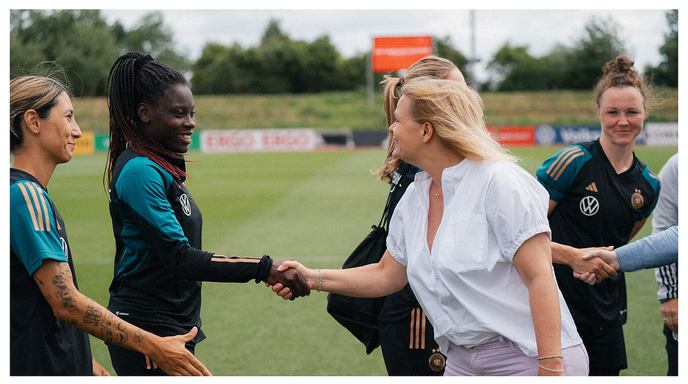 Sara Doorsoun (l.), Nicole Anyomi (m.) und Bundesinnenministerin Nancy Faeser (r.) © Sofieke van Bilsen/DFB