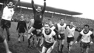 Erster großer Titel: 1965 feiert Höttges (l.) mit Werder Bremen die Deutsche Meisterschaft © IMAGO / Schumann