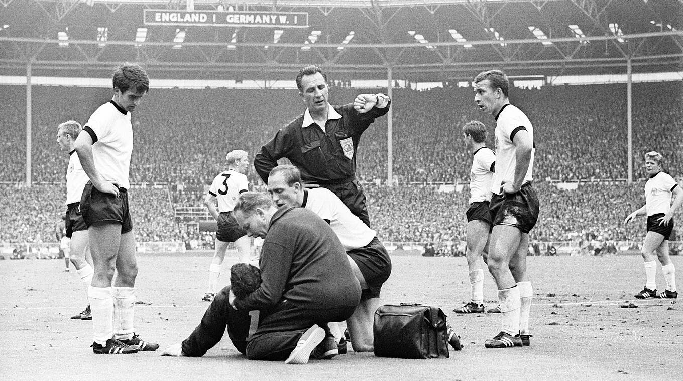 Das WM-Finale 1966 verlieren die Deutschen mit Höttges (vorne, rechts) mit 2:4 nach Verlängerung gegen England © IMAGO / Ferdi Hartung