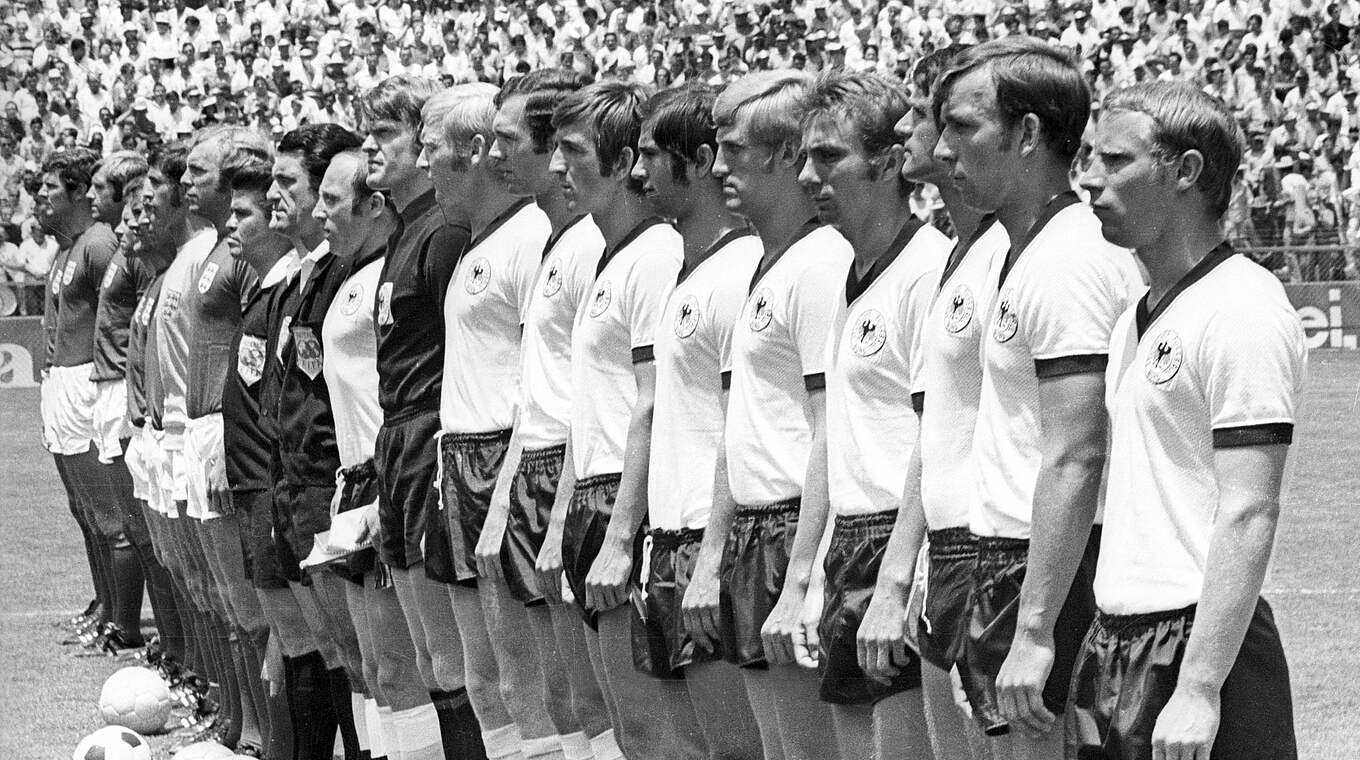 Höttges (2. v. r.) und Kollegen vor dem WM-Viertelfinale 1970 gegen England © IMAGO / Ferdi Hartung