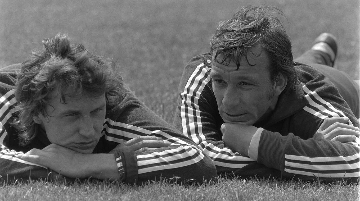 Unter Mitspielern: Höttges mit Heinz Flohe in einer Trainingspause während der Weltmeisterschaft 1974 © IMAGO / WEREK