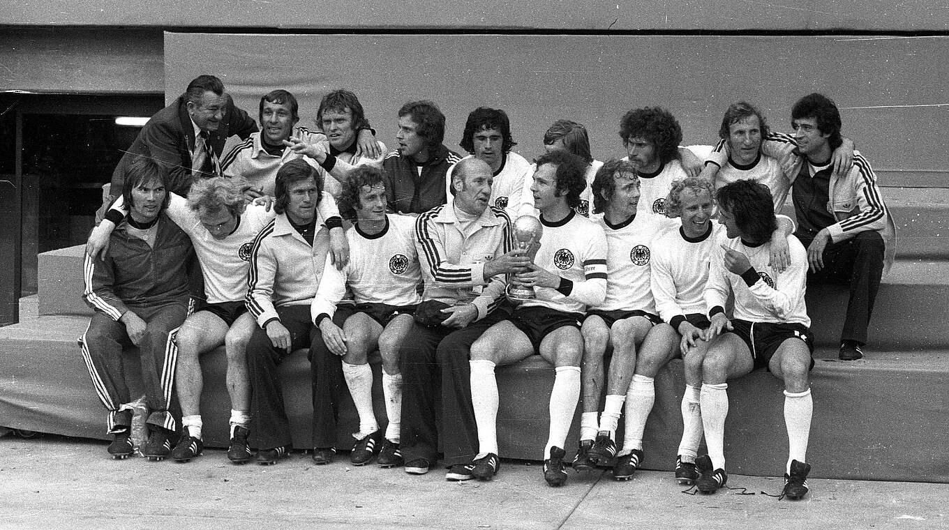 Triumph im eigenen Land: Höttges (hinten, 2. v. l.) holt mit der DFB-Auswahl den WM-Titel © IMAGO / WEREK