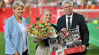 Abschied für Leonie Maier (M.): Doris Fitschen (l.) und Vizepräsident Ralph-Uwe Schaffert © Getty Images