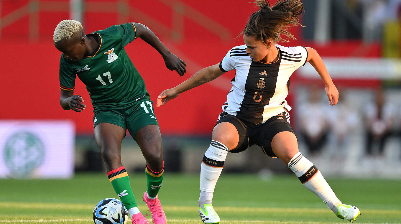 Intensives Duell: Lena Oberdorf (r.) gegen Racheal Kundananji © Getty Images