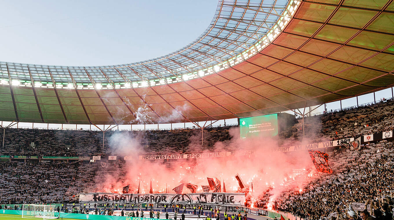 Pokalfinale in Berlin: Frankfurt-Anhänger brennen massiv Pyrotechnik ab © Getty Images