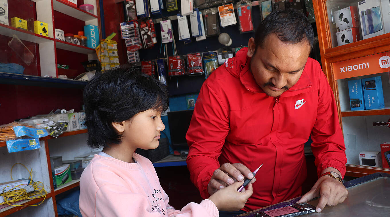 Dankbar für die Hilfe: Kishor unterhält inzwischen eine Handy-Reparaturwerkstatt © SOS-Kinderdorf Nepal