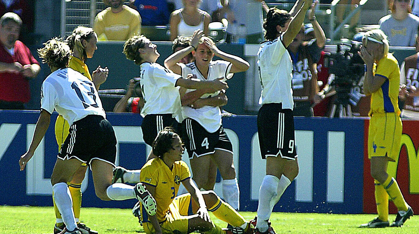 Die Jokerin trifft: Künzer köpft die DFB-Frauen gegen Schweden zum Titel © Getty Images