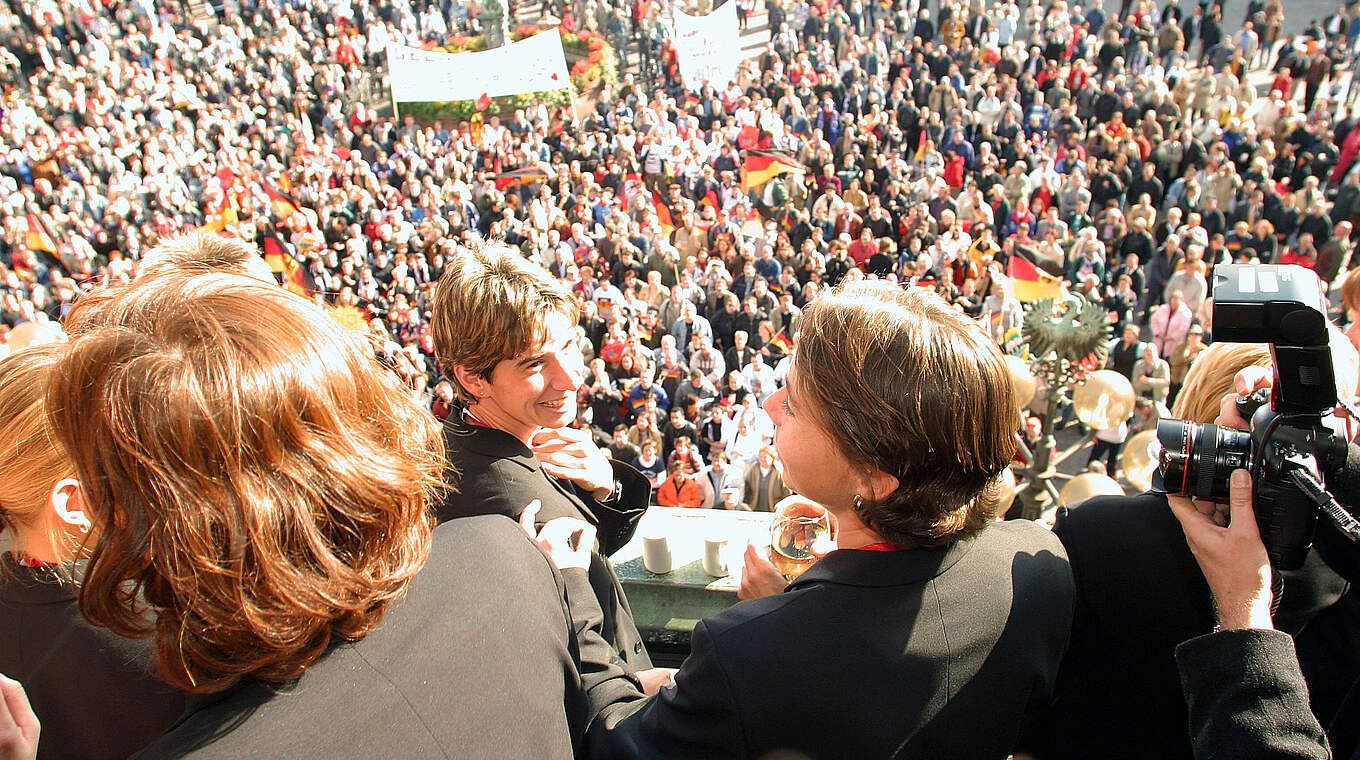 Riesenempfang durch die Fans: Die DFB-Frauen lassen sich am Frankfurter Römer feiern © imago