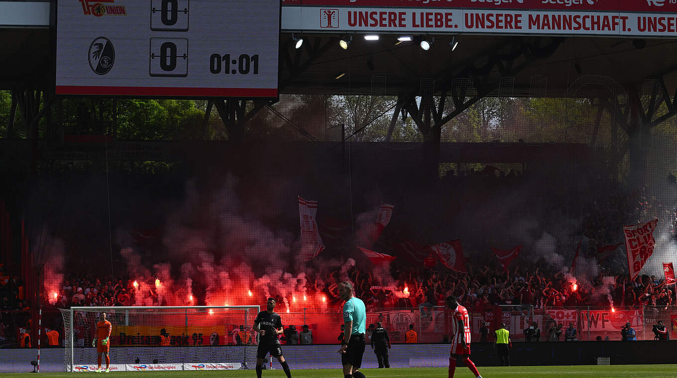 Muss nach Pyrotechnik der Anhänger in Berlin zahlen: der SC Freiburg © Getty Images